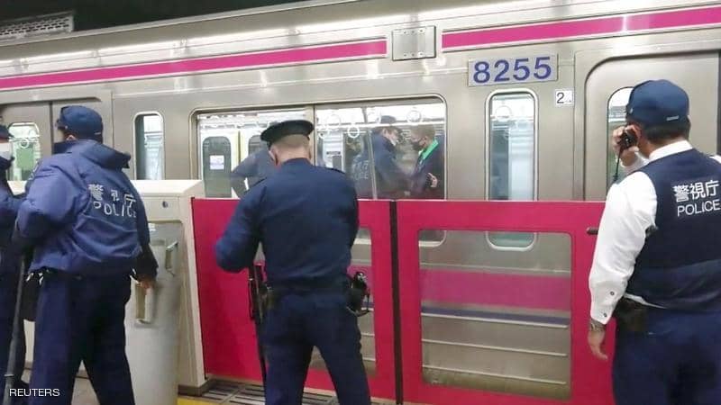 طوكيو : عشريني يطعن 17 ويضرم النيران في أحد قطارات العاصمة..فيديو