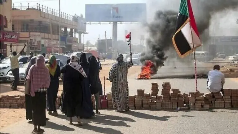 انقلاب السودان: قوات الأمن تعتقل عشرات المتظاهرين والبرهان يقيل مديري البنوك الرسمية