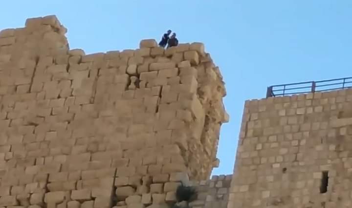 الدغمي يهاتف الخصاونة باعتصام متعطلين فوق قلعة الكرك