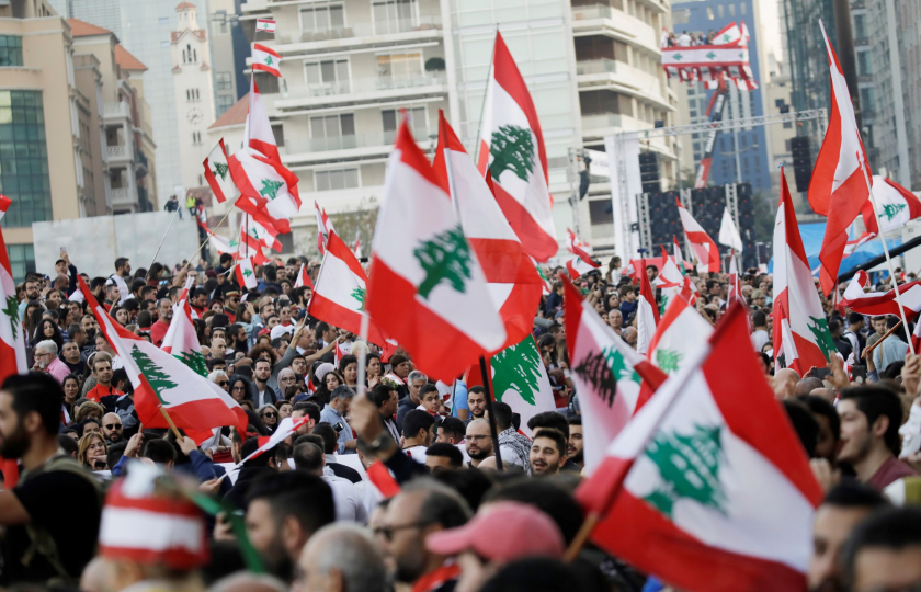 احتجاجات وقطع طرقات في لبنان من الشمال إلى الجنوب احتجاجا على ارتفاع الأسعار