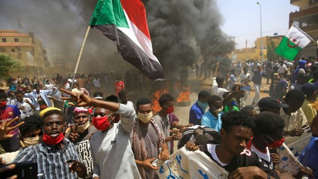 السودان.. إغلاق شوارع بالخرطوم ودعوات لعصيان مدني والاتحاد الأوروبي يدعو السلطات للتهدئة
