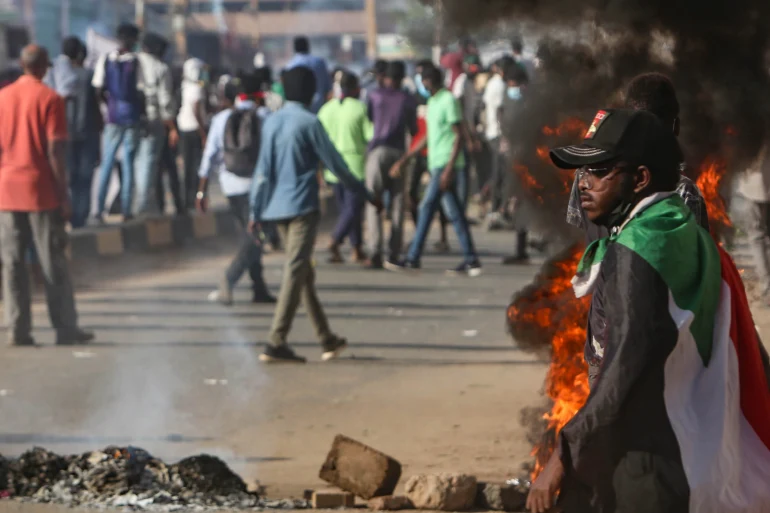 سودانيون يقتحمون القصر الجمهوري والأمن يرد بالغاز
