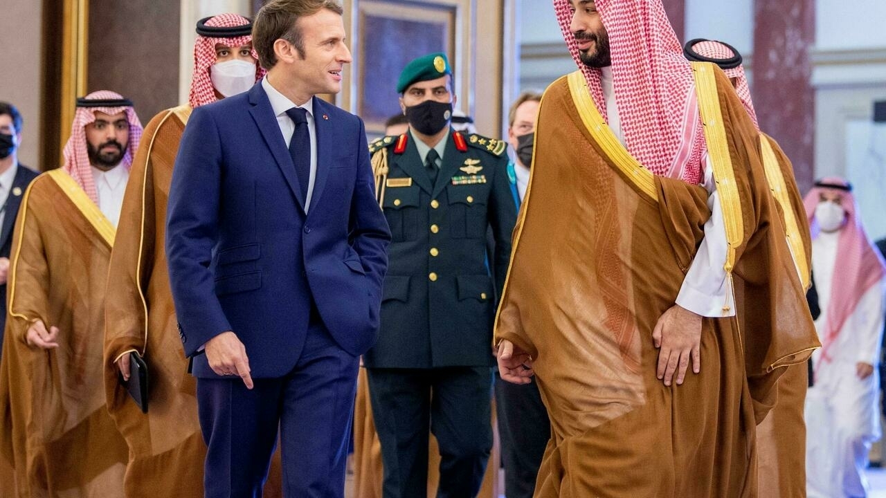 FILE PHOTO: Saudi Crown Prince, Mohammed bin Salman receives French President Emmanuel Macron in Jeddah, Saudi Arabia, December 4, 2021. Bandar Algaloud/Courtesy of Saudi Royal Court/Handout via REUTERS ATTENTION EDITORS - THIS PICTURE WAS PROVIDED BY A THIRD PARTY/File Photo
