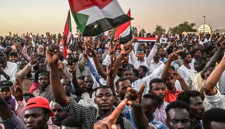 السودان: مظاهرات حاشدة في نطاق القصر الرئاسي بالخرطوم بذكرى الثورة ضد البشير