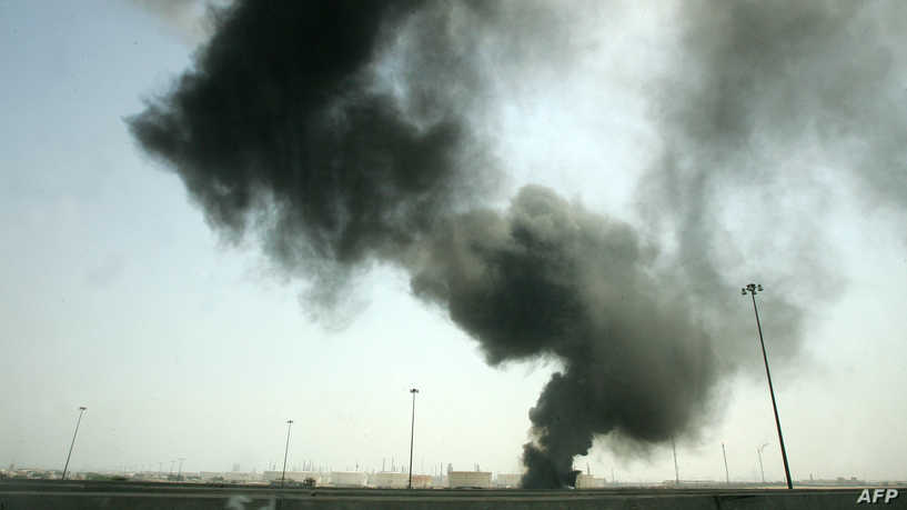 Smokes billows from a fire that broke out at Kuwait's Mina al-Ahmadi oil refinery, 35 kms south of Kuwait City, on Septemeber 3, 2008. The fire at the Gulf emirate's largest oil refinery was quickly brought under control, an oil official said, adding that operations at the refinery and exports of crude or petroleum products had not been affected. AFP PHOTO/YASSER AL-ZAYYAT (Photo by YASSER AL-ZAYYAT / AFP)