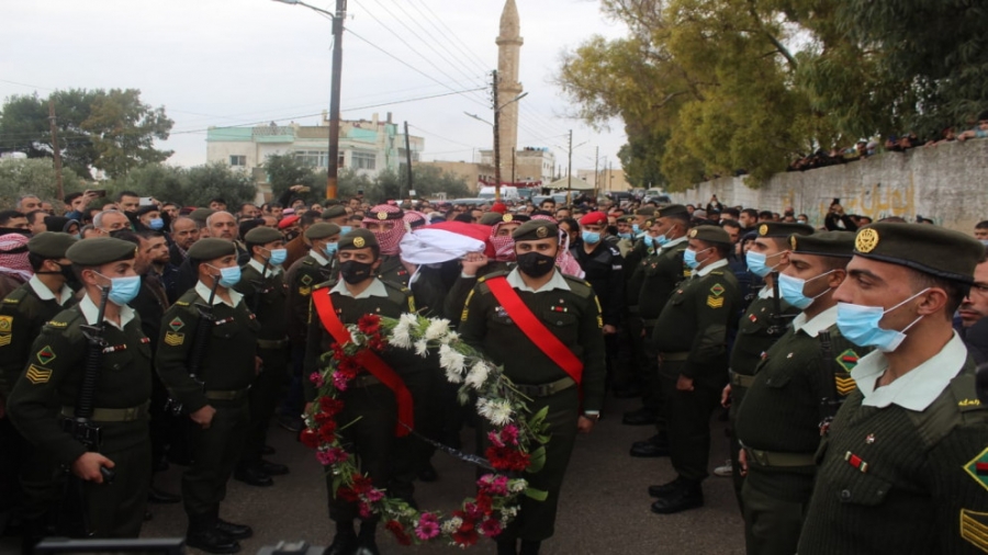 بالصور .. رفاق السلاح يُشيعون جثمان الشهيد النقيب محمد خضيرات