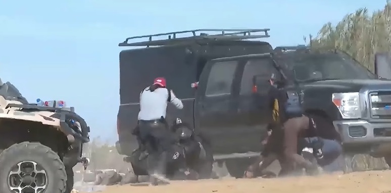 بالفيديو … مواجهات عنيفة في النقب مع قوات الإحتلال
