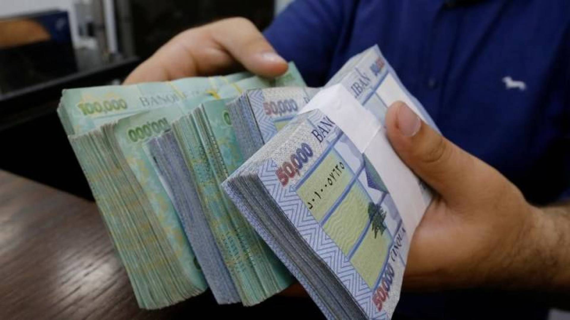 سعر الدولار يتجاوز أكثر من 30 الف ليرة لبنانية