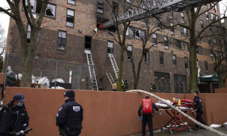 قتيل و9 جرحى في انفجار غازي وحريق بمبنى في نيويورك