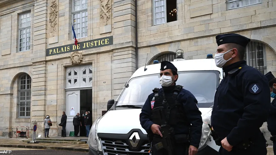 باريس.. إطلاق النار على رجل هاجم شرطيا بسكين