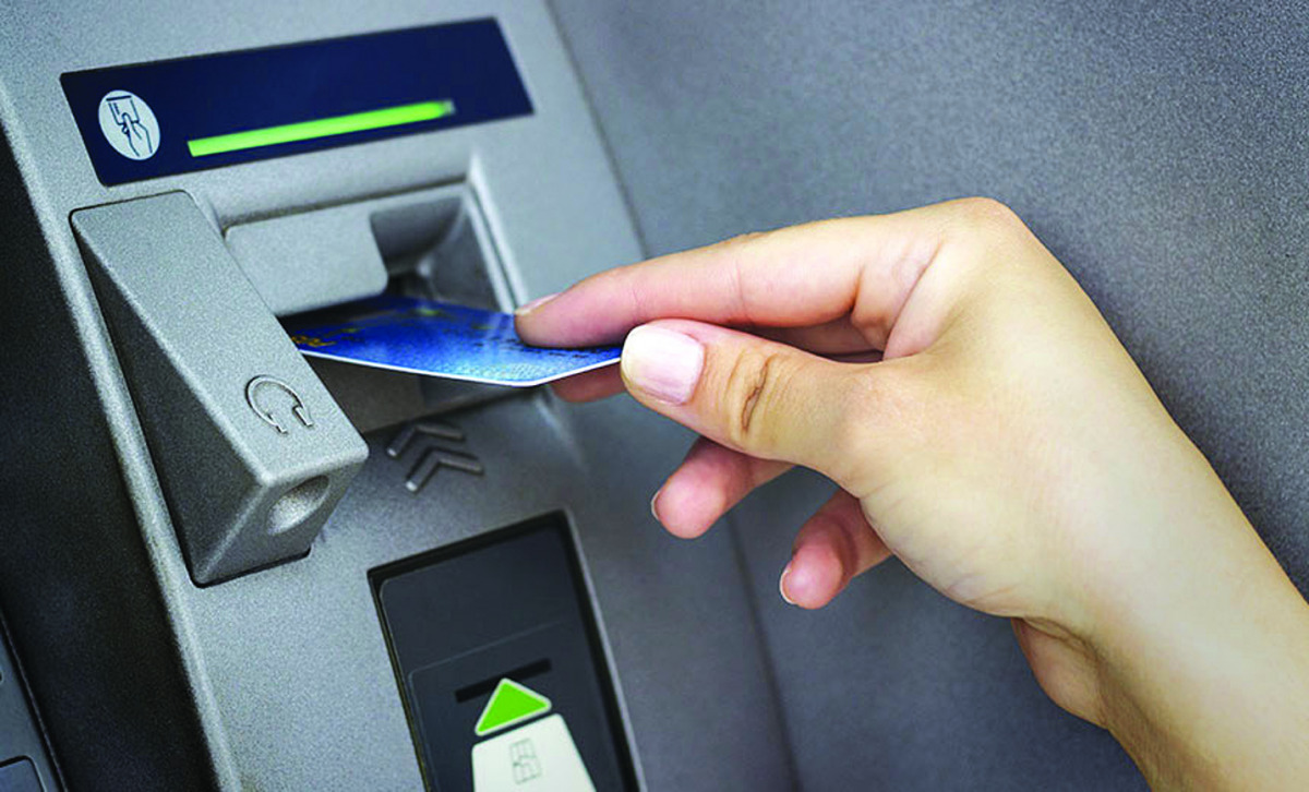 الأمن يقبض على شخص عثر على محفظة بداخلها بطاقة صراف والرقم السري فسحب كامل رصيد صاحبها