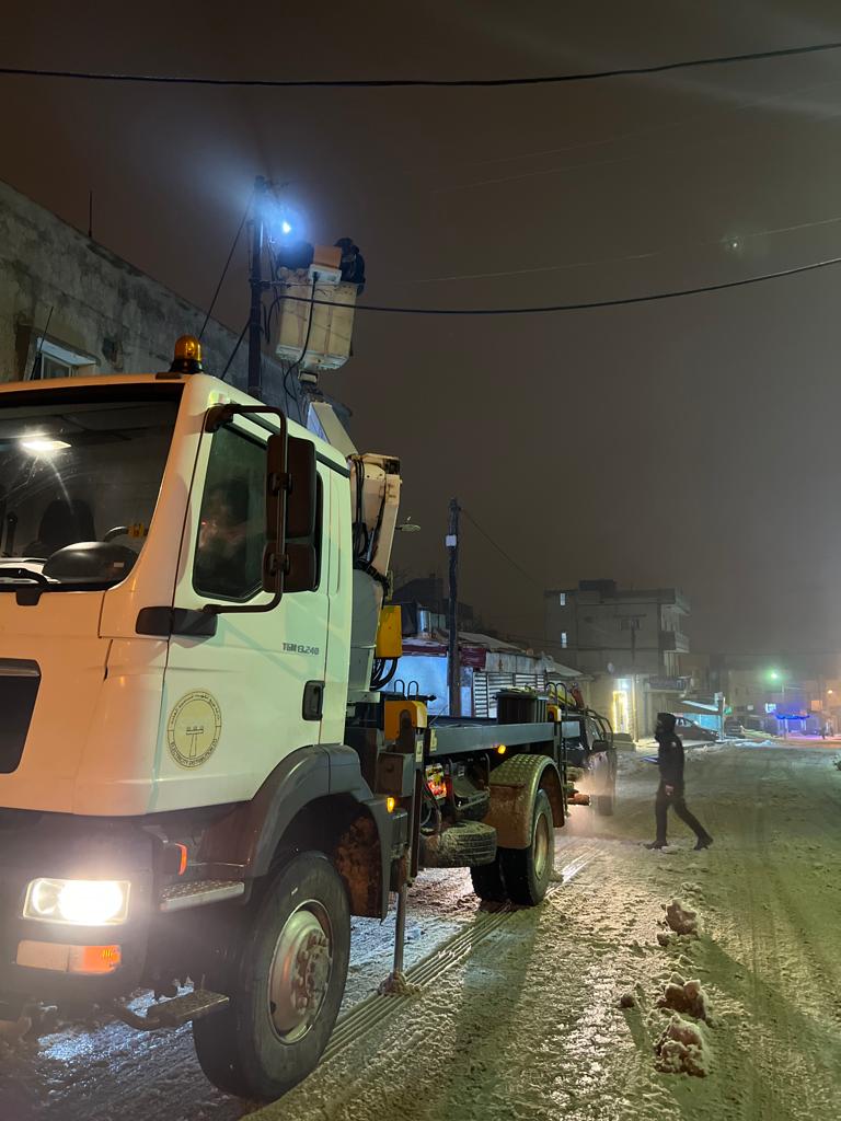 شركة توزيع الكهرباء تدعم كوادرها في الطفيلة بآليات ومعدات وكاسحات ثلوج لفتح الطرق خلال تساقط الثلوج