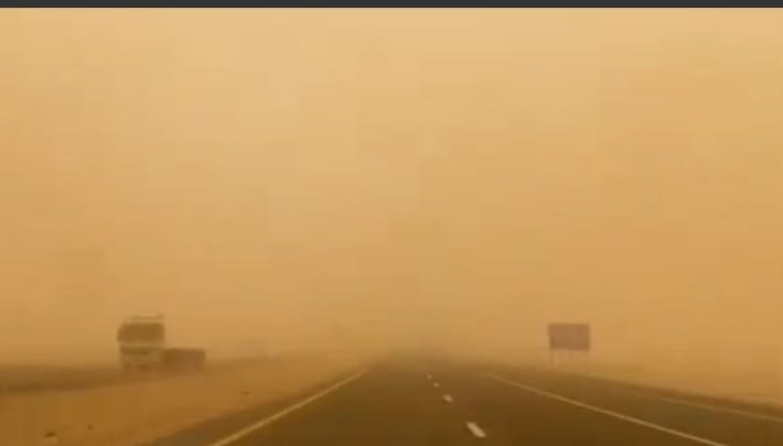 قطع الطريق الصحراوي أمام حركة المركبات بسبب انعدام الرؤية والغبار الكثيف