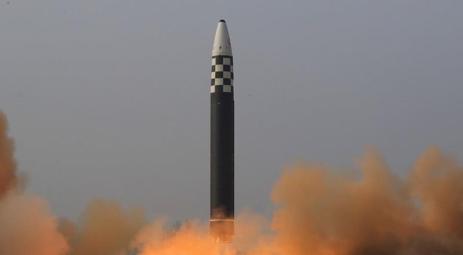 كوريا الشمالية تعلن “نجاح” إطلاق أكبر صاروخ باليستي عابر للقارات