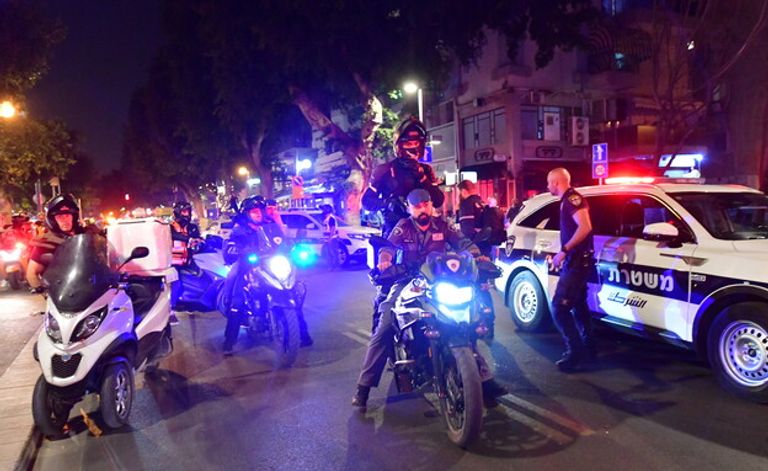 بالصور … 1000 شرطي إسرائيلي يجبون تل أبيب بحثا عن منفذ الهجوم
