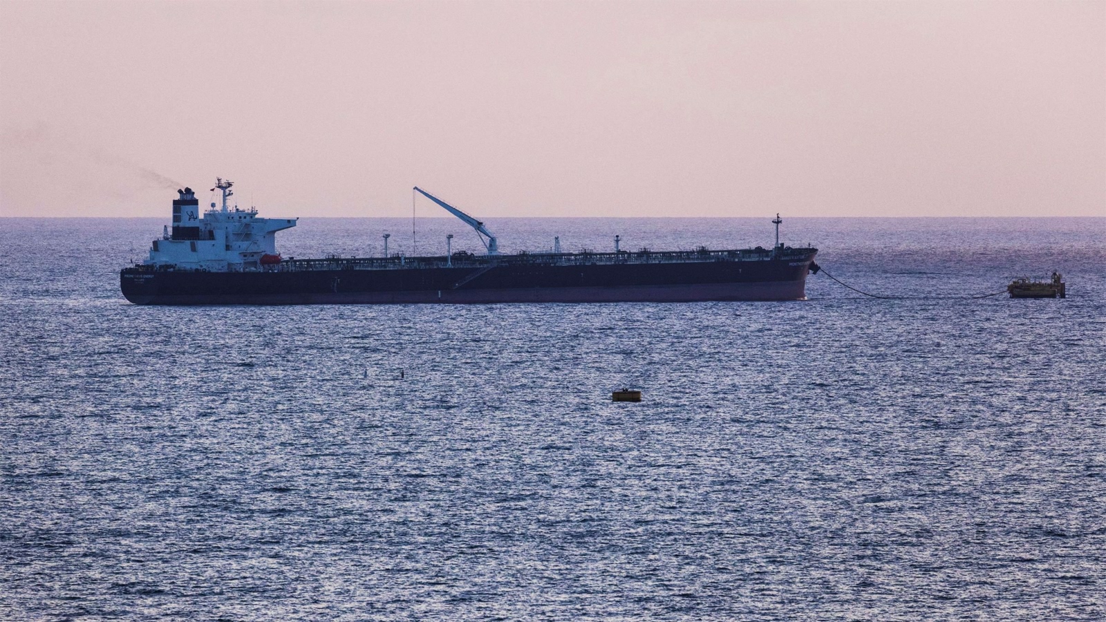غرق سفينة وقود تجارية قبالة السواحل التونسية