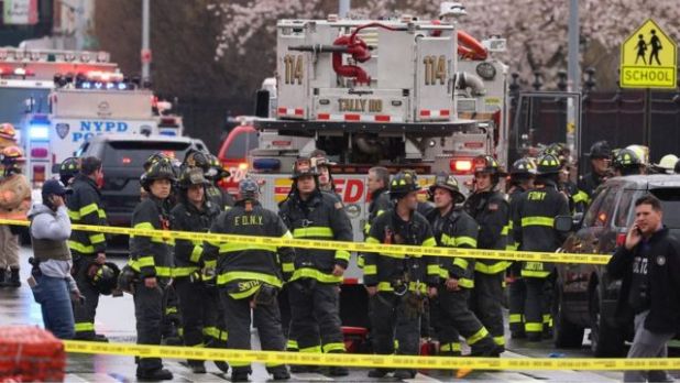 إصابة 16 شخصاً في حادث إطلاق نار داخل محطة لمترو الأنفاق في نيويورك