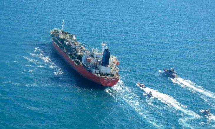 الحرس الثوري الإيراني يحتجز ناقلة تحمل وقودا مهربا في مياه الخليج