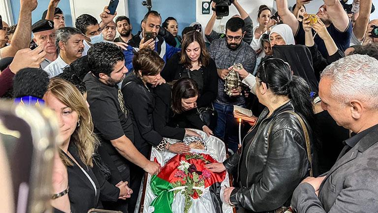 بالصور والفيديو .. وصول جثمان الشهيدة شيرين أبو عاقلة إلى كنيسة الروم الكاثوليك في القدس المحتلة