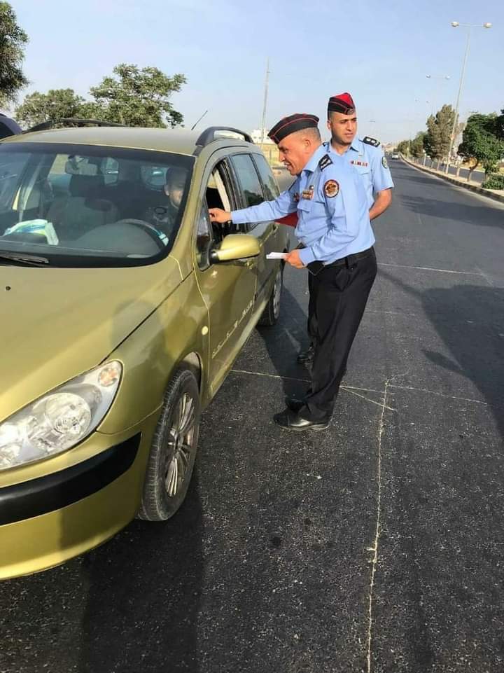 بالصور.. رجال الأمن العام يشاركون المواطنين فرحة العيد