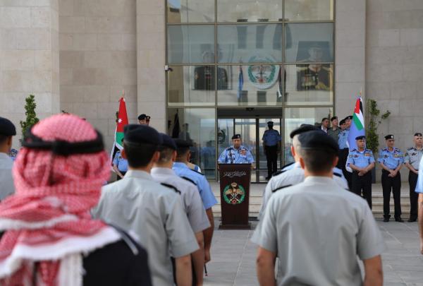 الحواتمة يشارك مرتبات الأمن العام أداء صلاة العيد ويشيد بحرفية اداء واجباتهم