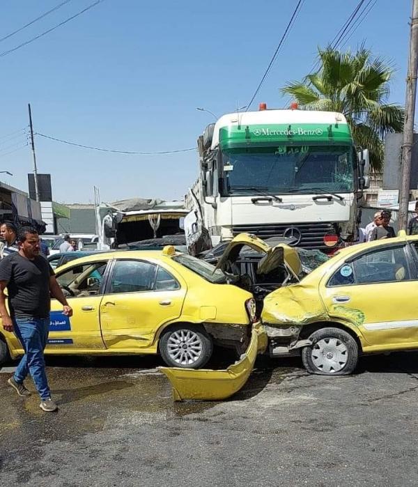 9 اصابات بتدهور واصطدام تريلا بعدد من المركبات في عوجان