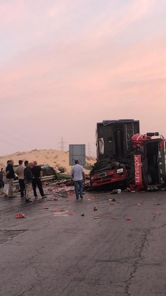 اصابتان بحادث تصادم بين شاحنتين وديانا محملة بطيخ بنزول النقب