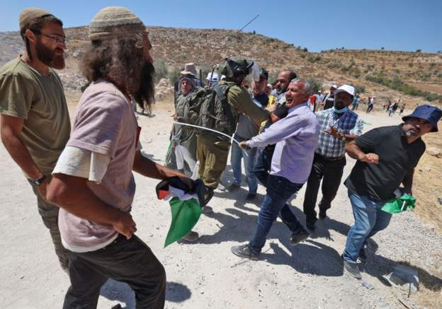 قوات الإحتلال تقتل فتى فلسطينيا خلال مسيرة ضد الاستيطان