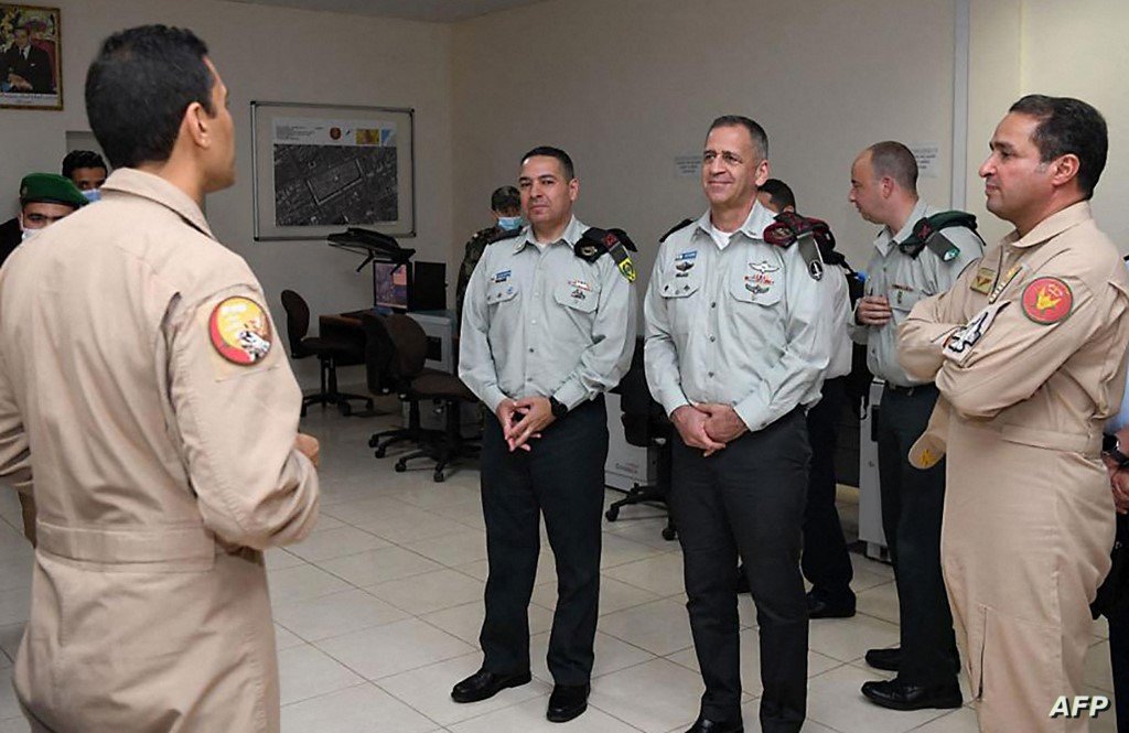 This handout picture released by the Israeli army shows Chief of Staff Aviv Kohavi (C) and the Head of the Research Intelligence Division listening to officials of Morocco's air force during a visit to the Ben Guerir Royal Moroccan Air Force Base on July 20, 2022. - Israel and Morocco strengthened military ties during the visit by the Jewish state's army chief in the North African kingdom. It is the first official visit of an Israeli army chief to Morocco. (Photo by Israeli Defence Forces / AFP) / == RESTRICTED TO EDITORIAL USE - MANDATORY CREDIT "AFP PHOTO / HO / IDF" - NO MARKETING NO ADVERTISING CAMPAIGNS - DISTRIBUTED AS A SERVICE TO CLIENTS ==
