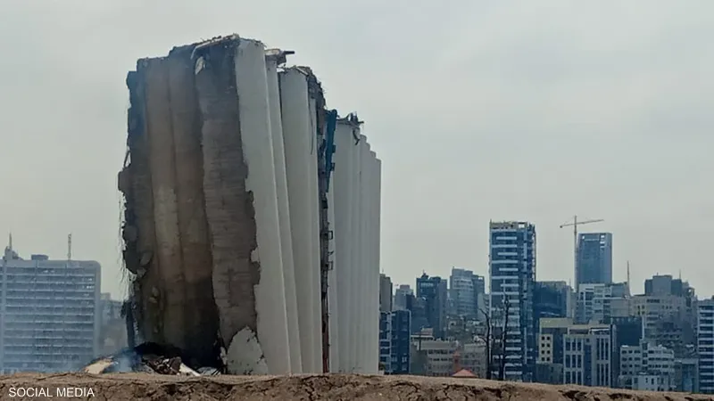 فيديو.. انهيار الجزء الشمالي من صوامع الحبوب بمرفأ بيروت