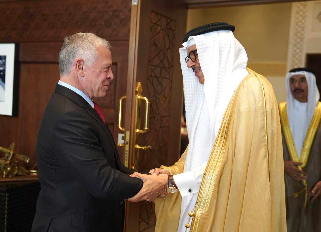 الملك يستقبل وزير الخارجية البحريني