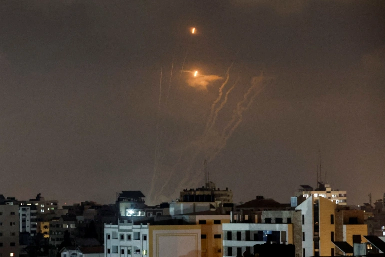 حركة الجهاد تطلق 100 صاروخ على إسرائيل والاحتلال يعلن استمرار عمليته ويستدعي قوات الاحتياط