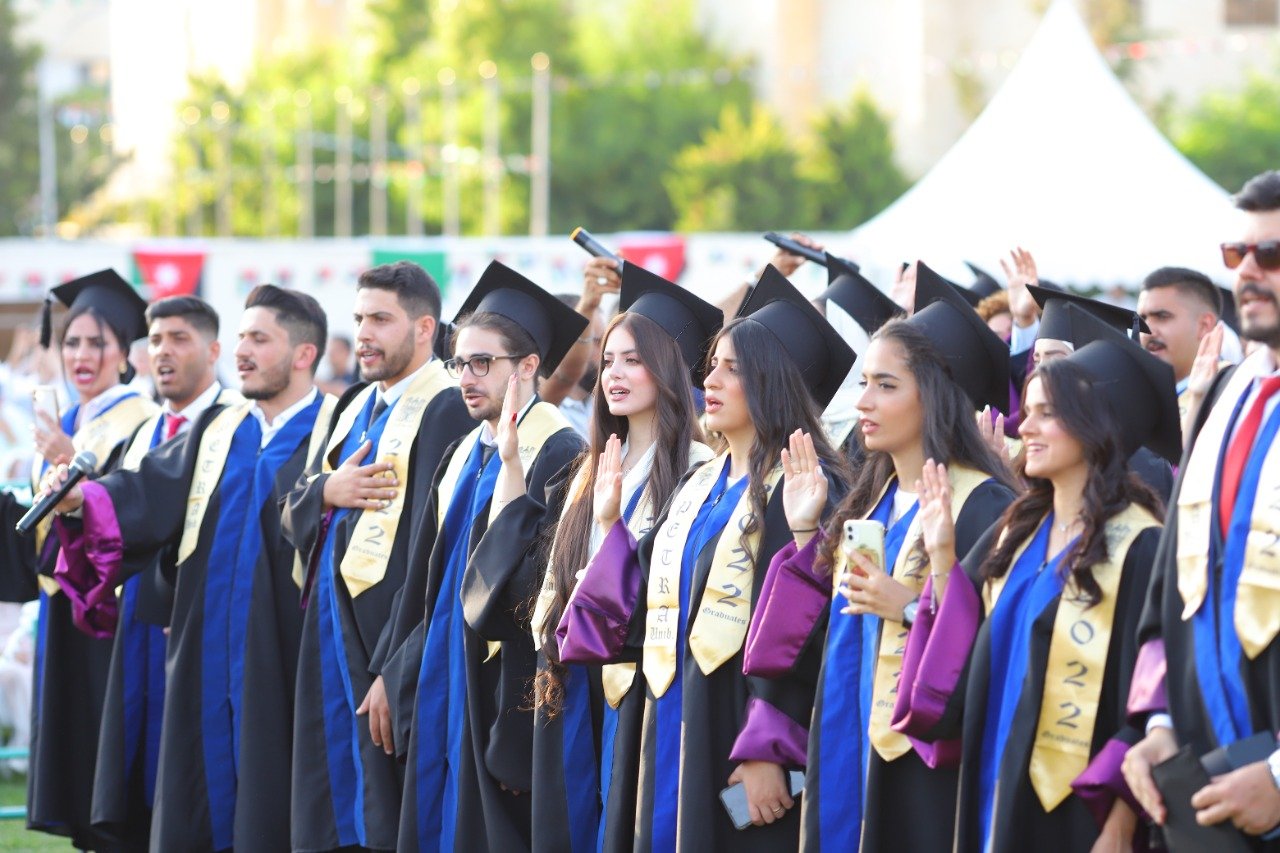 جامعة البترا تخرج الفوج الثامن والعشرين من طلبتها