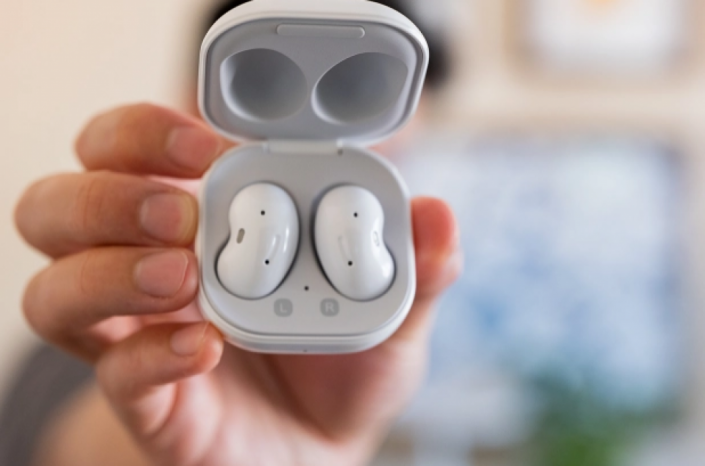 سامسونغ تستعد لاطلاق سماعات “Galaxy Buds” الجديدة