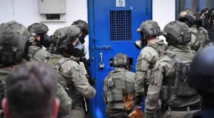 وحدات القمع التابعة لقوات الاحتلال تقتحم قسمي (15) و(16) في سجن عوفر