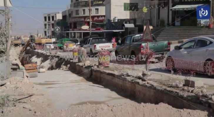تأخر تنفيذ عطاء إنشاء خط تصريف مياه أمطار في شارع حيوي بمدينة الزرقاء