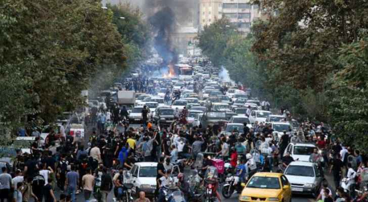 الرئيس الإيراني يوجه للتعامل بحزم مع المتظاهرين