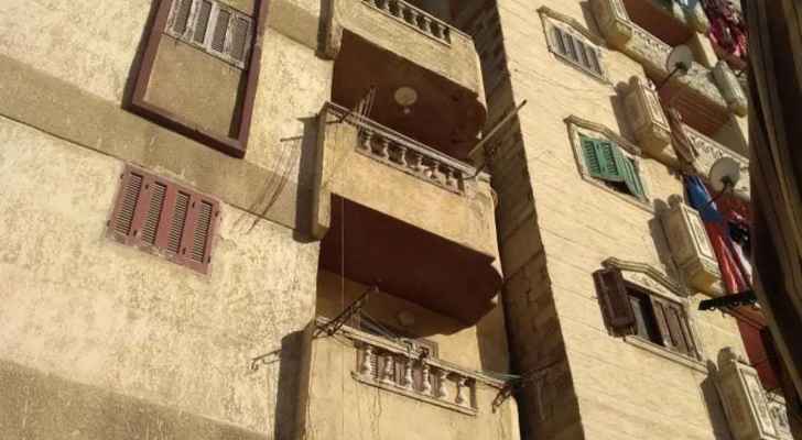 فاجعة مأساوية في مصر.. طفل يلقي بشقيقه من الطابق الثامن