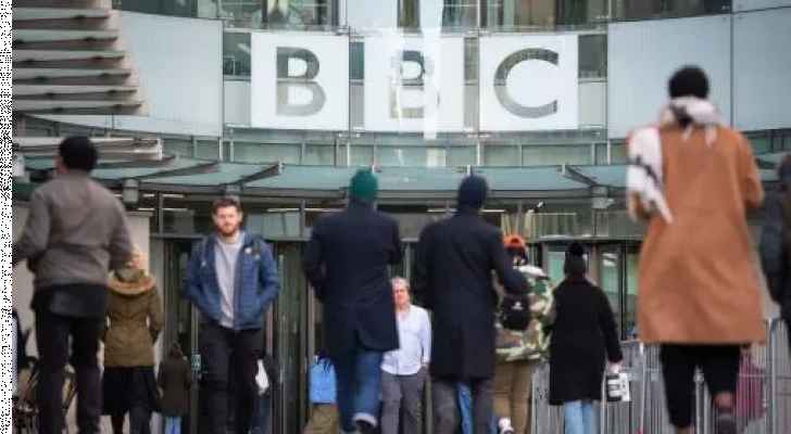 بي بي سي تعلن إلغاء مئات الوظائف وإغلاق الإذاعة العربية