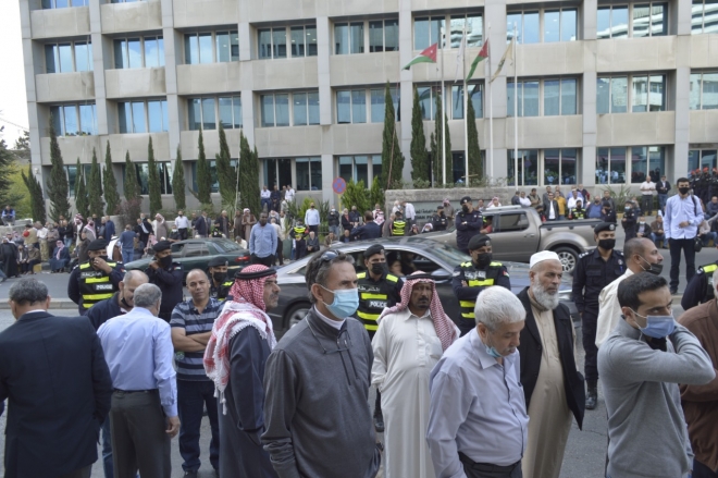 متقاعدو الفوسفات الذين قدرهم الذنيبات بنفر لا يتجاوز عددهم ٤٠ شخص يواصلون اعتصاماتهم