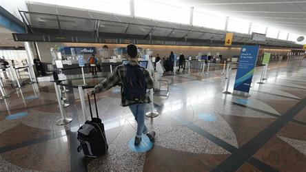 إعصار “إيان” يلغي آلاف الرحلات الجوية ويغلق مطارات في أمريكا