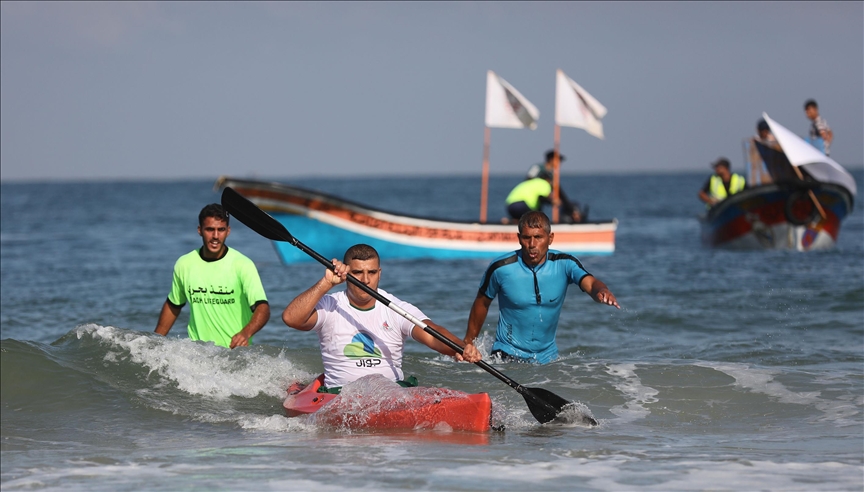 فلسطينيون يمارسون رياضة التجديف بغزة