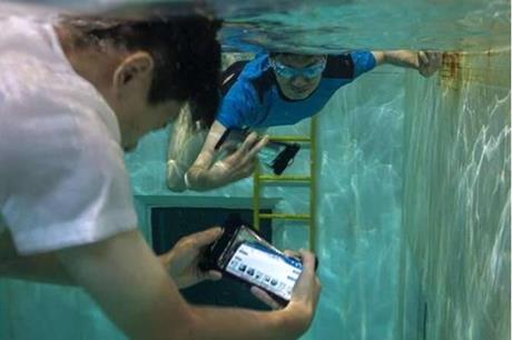 اختراع تطبيق مراسلة يعمل بكفاءة تحت الماء