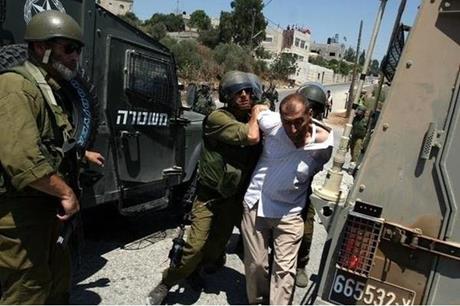 الاحتلال يعتقل فلسطينيا ويداهم منازل في الخليل