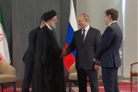 بوتين يشيد خلال لقائه رئيسي بتطور العلاقات مع إيران