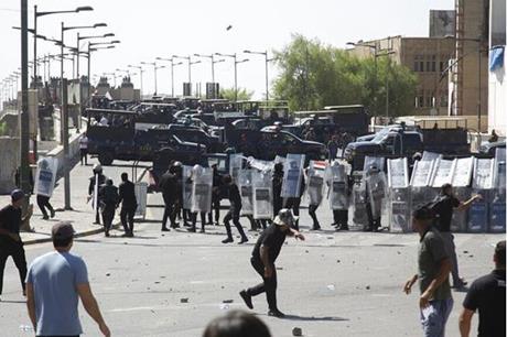 صدامات بين المتظاهرين والقوات الأمنية في ساحة التحرير وسط بغداد