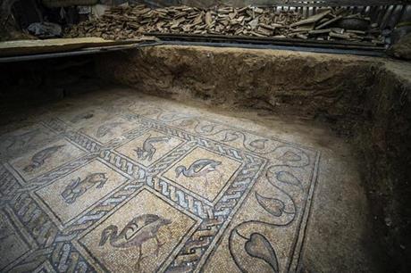 فلسطيني يكتشف أحد أعظم الكنوز الأثرية في غزة