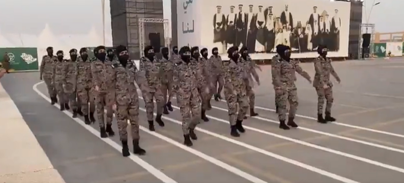مجندات سعوديات يشاركن في عرض أمني لوزارة الداخلية (فيديو)