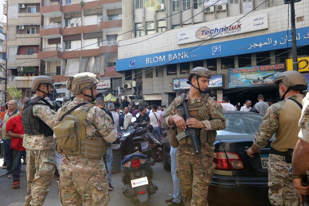 موظفو المصارف في لبنان: لا عودة عن الإضراب دون تدابير أمنية