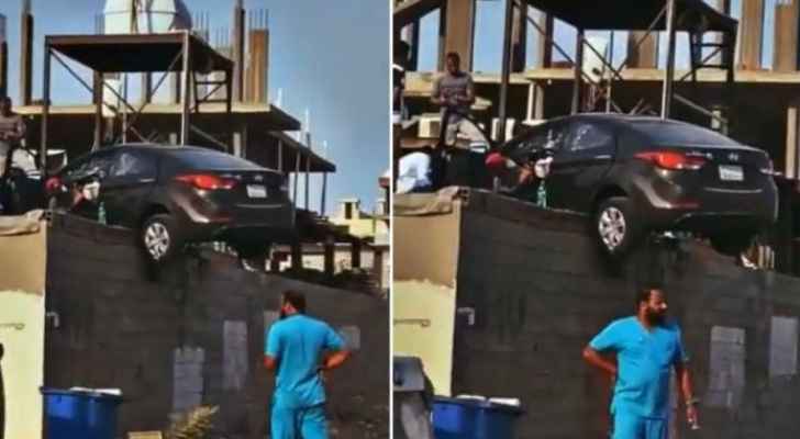 حادث يثير الحيرة في جدة.. مركبة تقفز فوق منزل